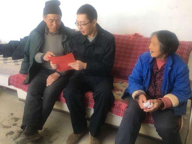 蓝盈莹变装畲族姑娘宣传家乡 露甜美笑容明媚动人